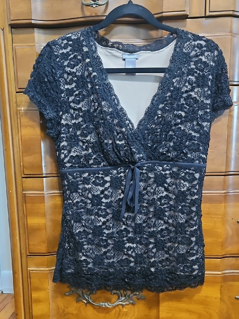 Ann Taylor Black Lace Overlay V-Neck Blouse with Nude Lining Womens Size M EUC